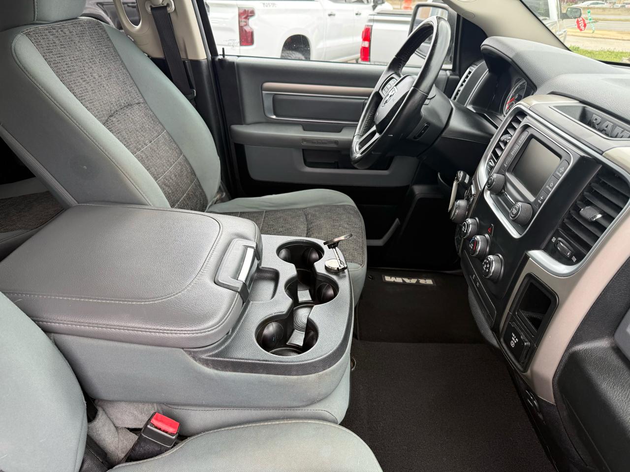 RAM 1500 4WD Quad Cab 140.5" Big Horn 2015