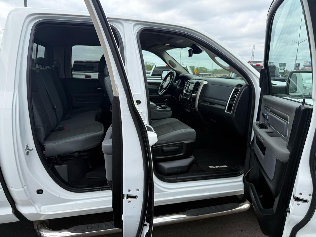 RAM 1500 4WD Quad Cab 140.5" Big Horn 2015