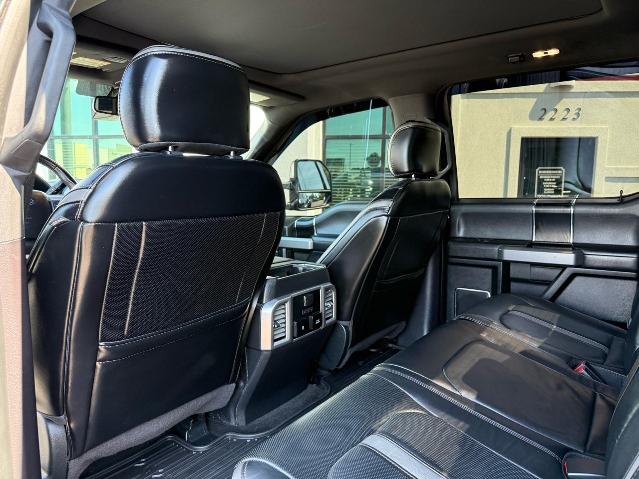 Ford Super Duty F-350 DRW Platinum 4WD Crew Cab 8' Box 2018