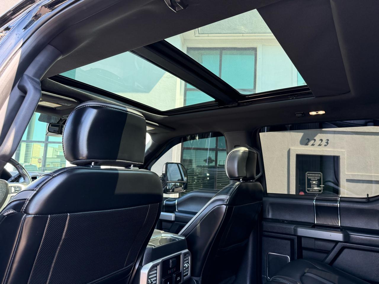 Ford Super Duty F-350 DRW Platinum 4WD Crew Cab 8' Box 2018