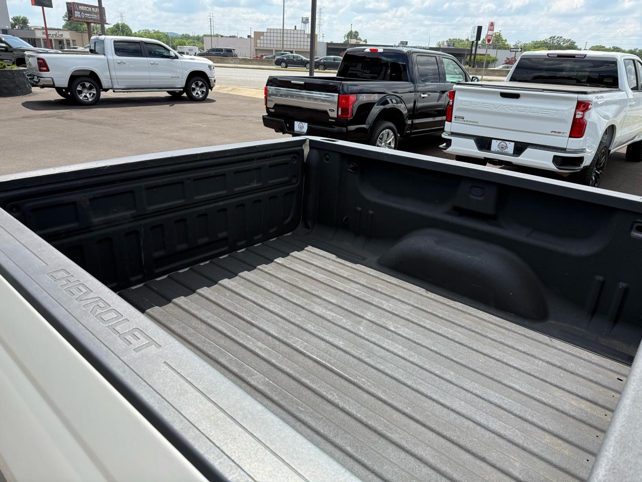 Chevrolet Silverado 1500 4WD Crew Cab 143.5" High Country 2015