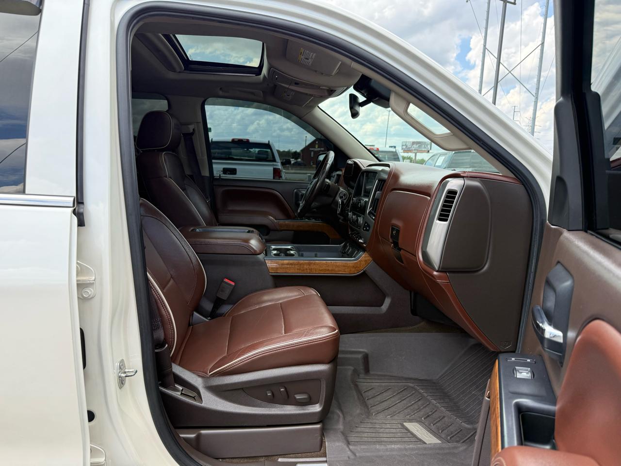 Chevrolet Silverado 1500 4WD Crew Cab 143.5" High Country 2015