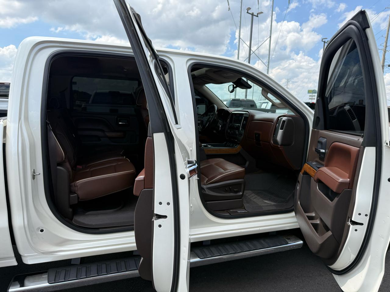 Chevrolet Silverado 1500 4WD Crew Cab 143.5" High Country 2015