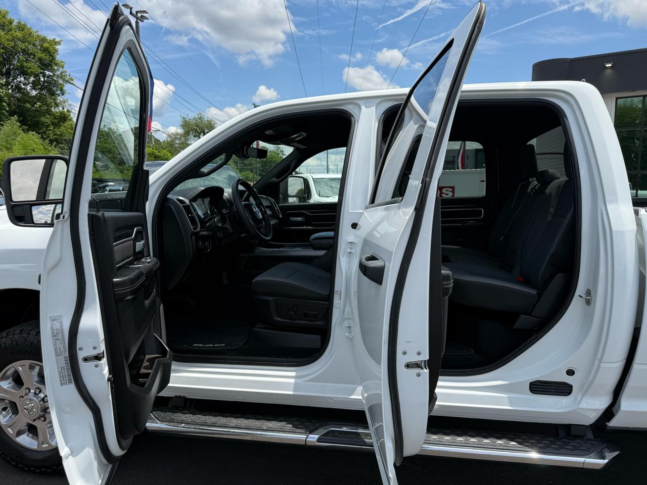 RAM 2500 Big Horn 4x4 Crew Cab 6'4" Box 2024