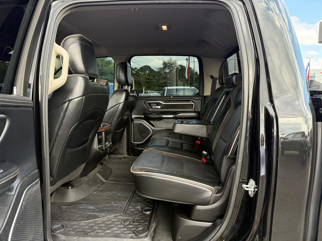 RAM 1500 Laramie 4x4 Crew Cab 5'7" Box 2022