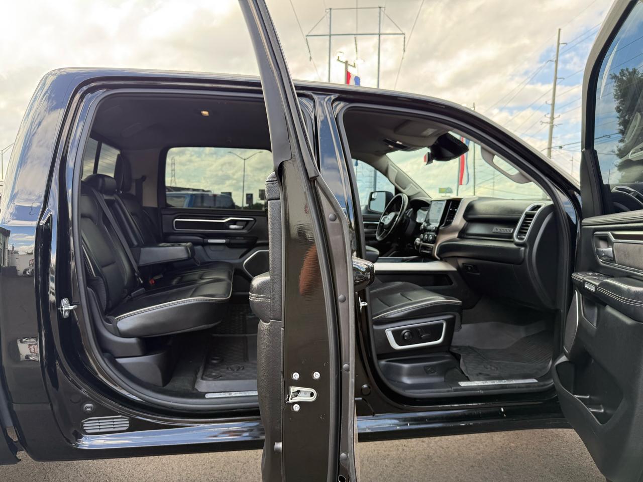 RAM 1500 Laramie 4x4 Crew Cab 5'7" Box 2022