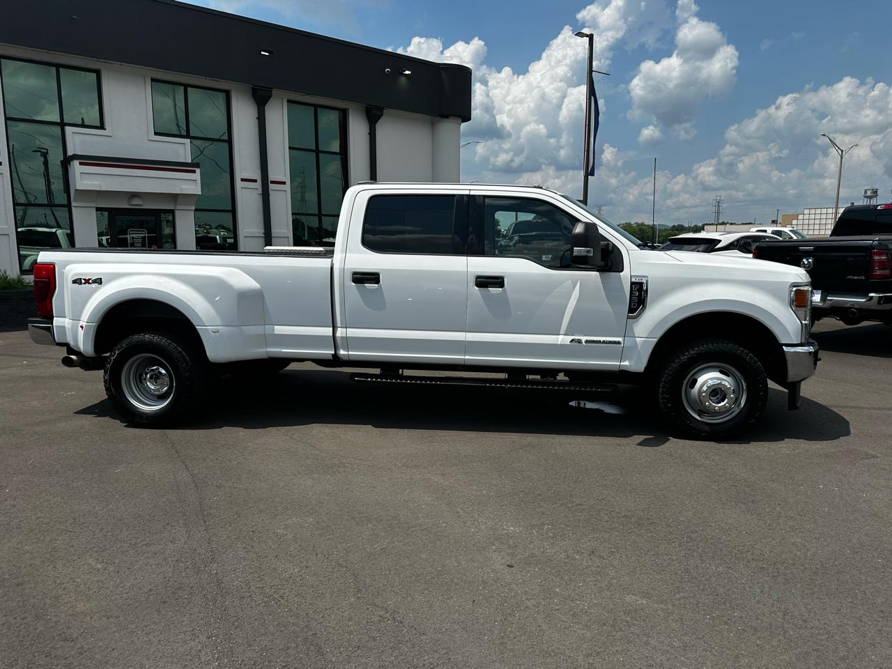 Ford Super Duty F-350 DRW Crew Cab 172" XLT 2022