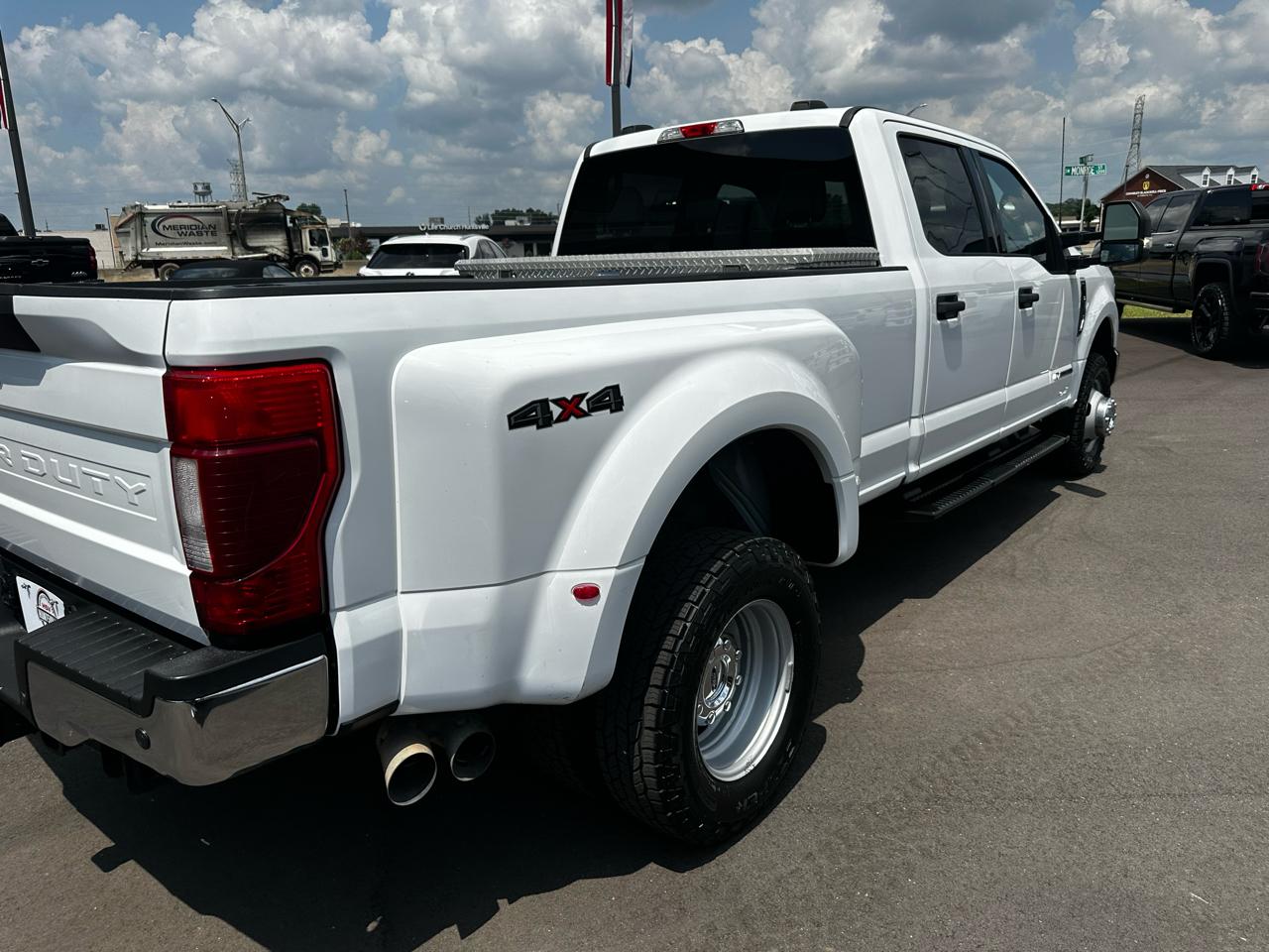 Ford Super Duty F-350 DRW Crew Cab 172" XLT 2022