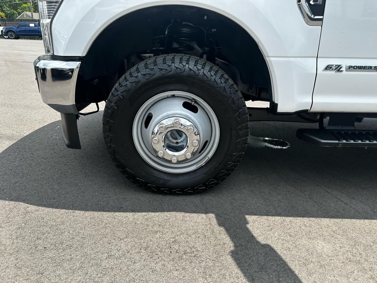 Ford Super Duty F-350 DRW Crew Cab 172" XLT 2022