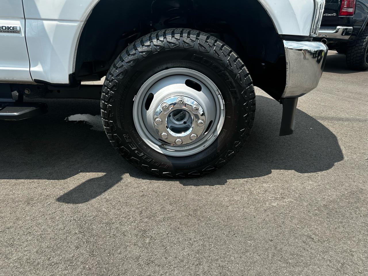 Ford Super Duty F-350 DRW Crew Cab 172" XLT 2022