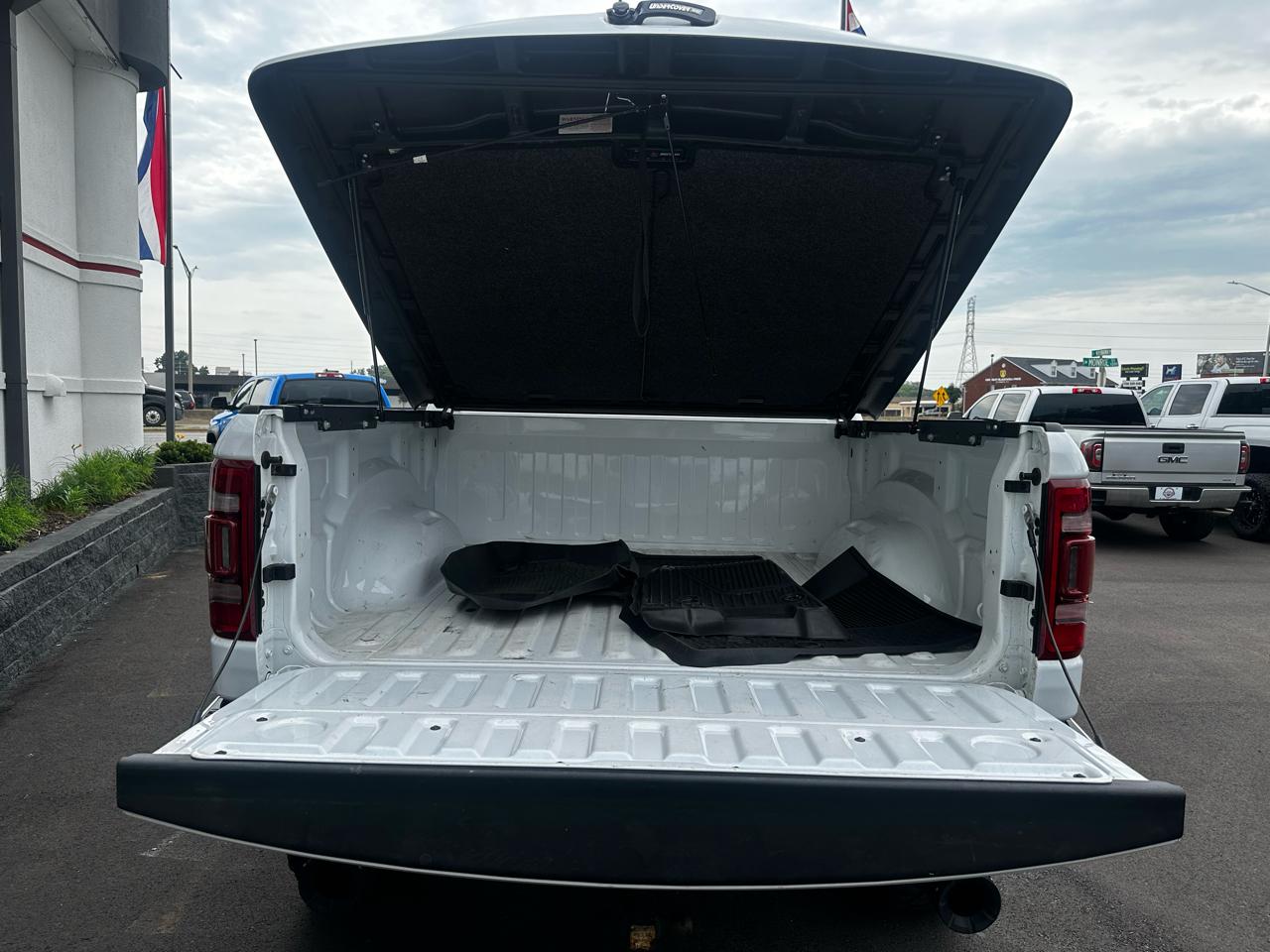 RAM 1500 Laramie 4x4 Crew Cab 5'7" Box 2022