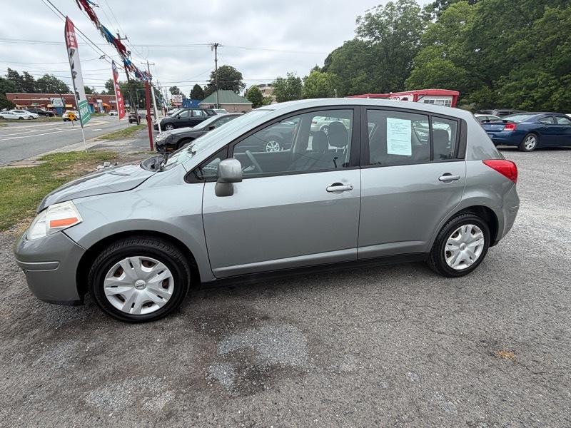 Nissan Versa 1.8 S Hatchback 2011