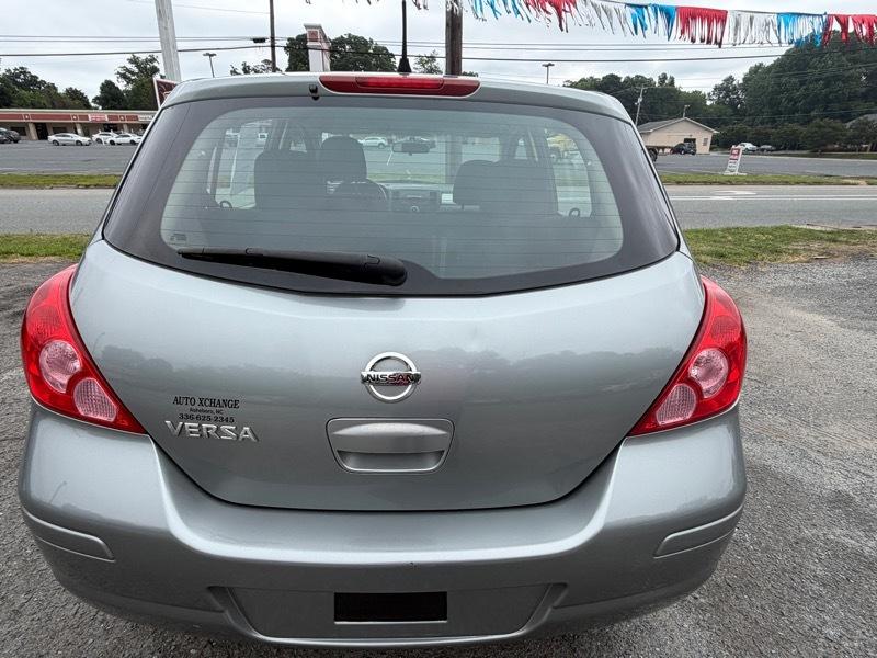 Nissan Versa 1.8 S Hatchback 2011