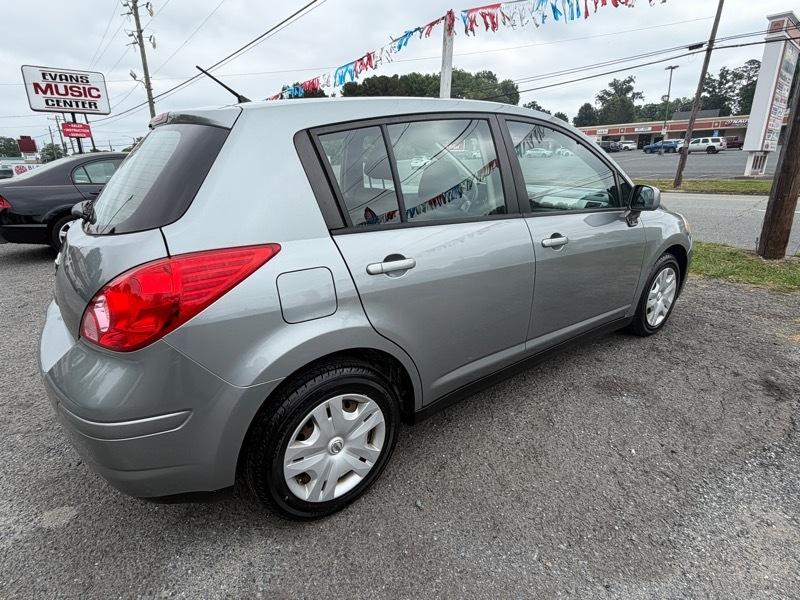 Nissan Versa 1.8 S Hatchback 2011