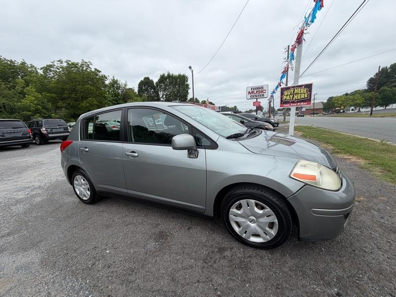 Nissan Versa 1.8 S Hatchback 2011