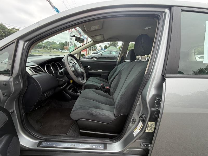 Nissan Versa 1.8 S Hatchback 2011