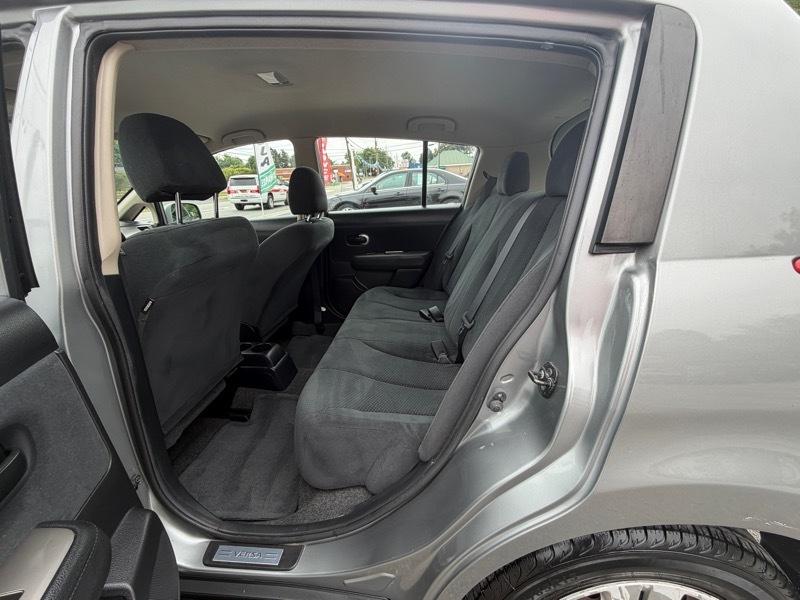 Nissan Versa 1.8 S Hatchback 2011