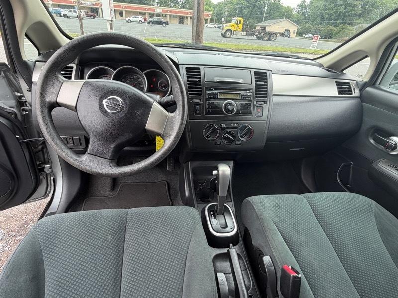 Nissan Versa 1.8 S Hatchback 2011