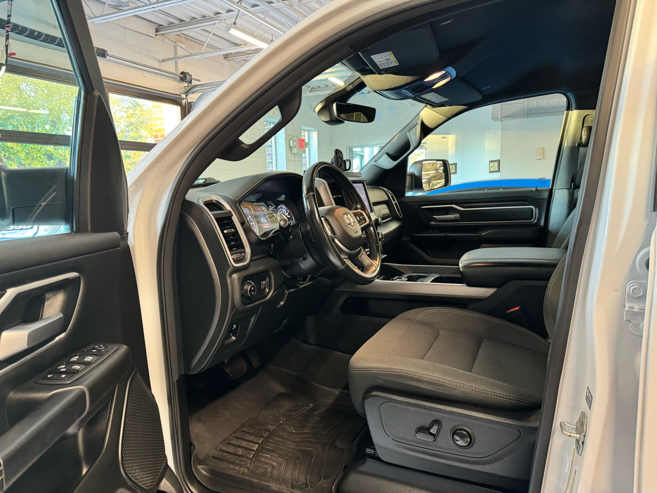 RAM 1500 Big Horn 4x4 Crew Cab 5'7" Box 2023 RAM 1500 Big Horn 4x4 Crew Cab 5'7" Box 2023