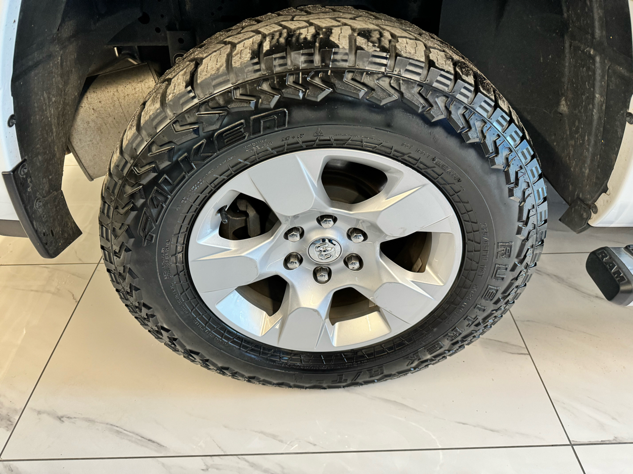 RAM 1500 Big Horn 4x4 Crew Cab 5'7" Box 2023 RAM 1500 Big Horn 4x4 Crew Cab 5'7" Box 2023