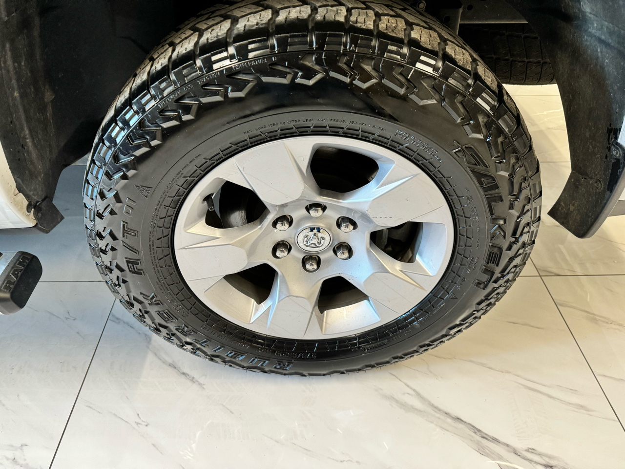 RAM 1500 Big Horn 4x4 Crew Cab 5'7" Box 2023 RAM 1500 Big Horn 4x4 Crew Cab 5'7" Box 2023