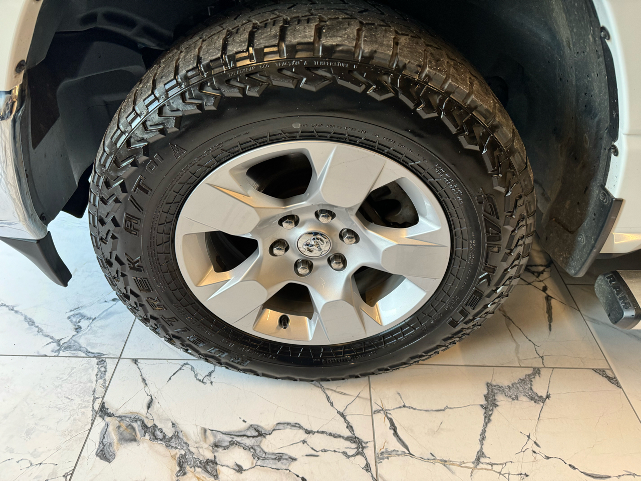 RAM 1500 Big Horn 4x4 Crew Cab 5'7" Box 2023 RAM 1500 Big Horn 4x4 Crew Cab 5'7" Box 2023