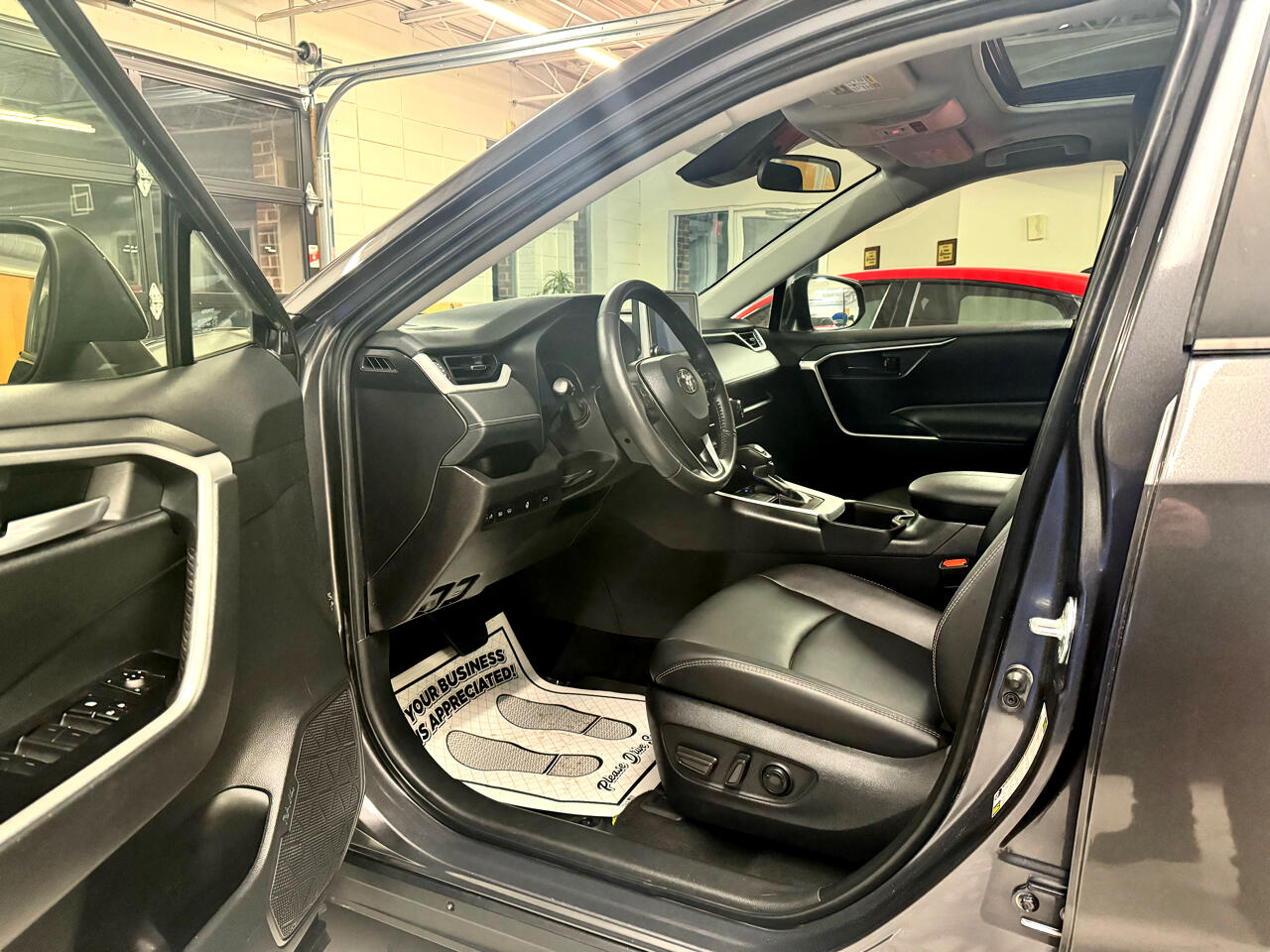 Toyota RAV4 XLE Premium AWD (Natl) 2025