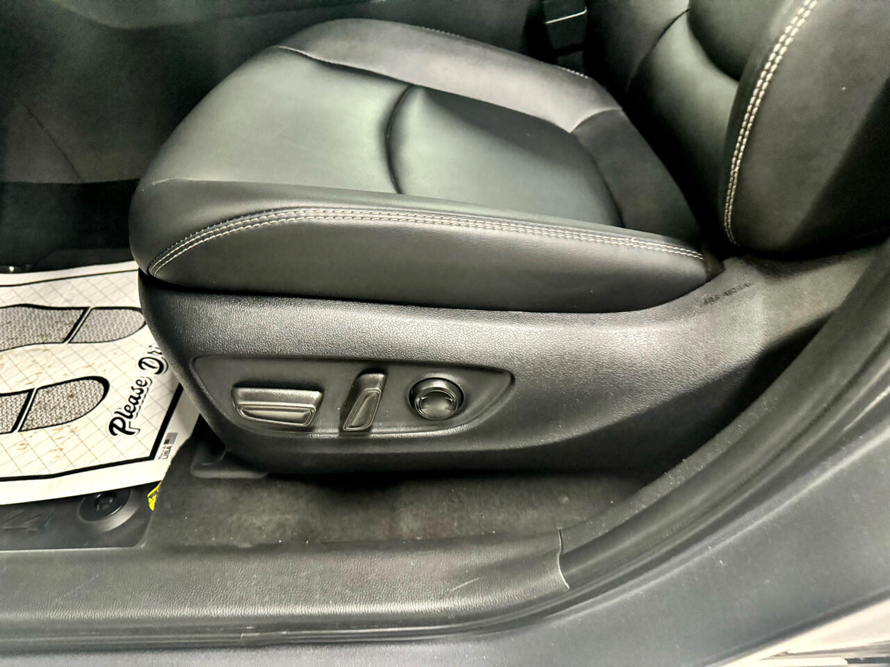 Toyota RAV4 XLE Premium AWD (Natl) 2025