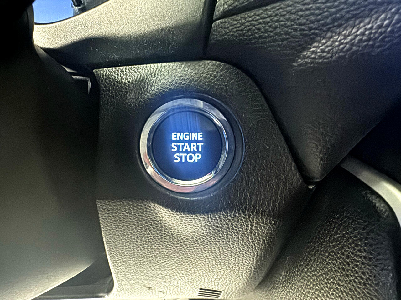 Toyota RAV4 XLE Premium AWD (Natl) 2025