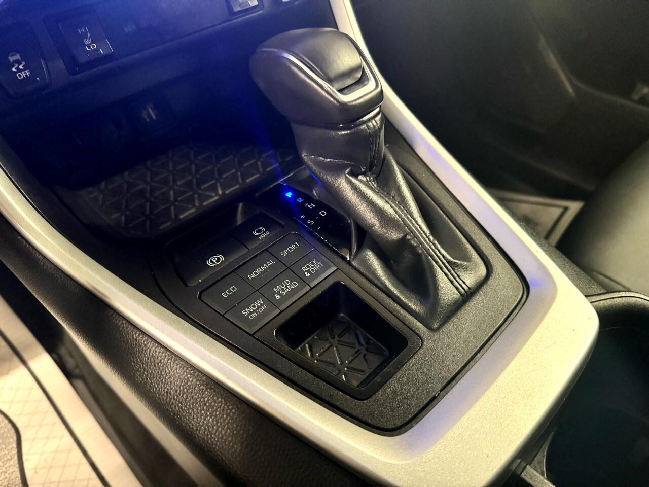 Toyota RAV4 XLE Premium AWD (Natl) 2025