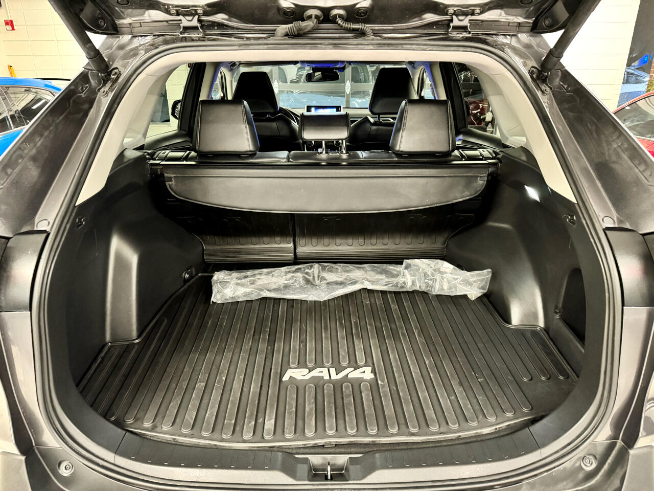 Toyota RAV4 XLE Premium AWD (Natl) 2025