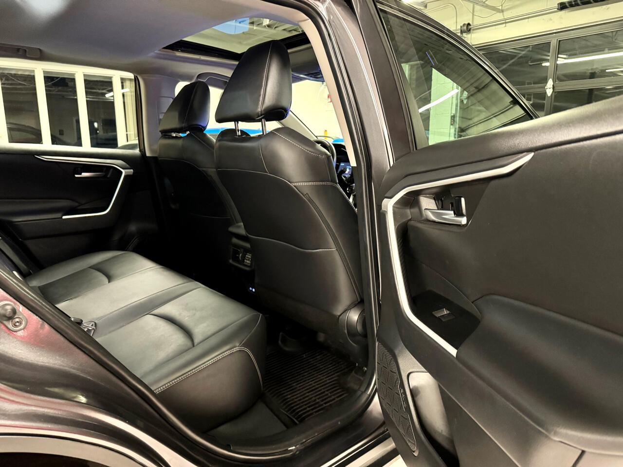 Toyota RAV4 XLE Premium AWD (Natl) 2025