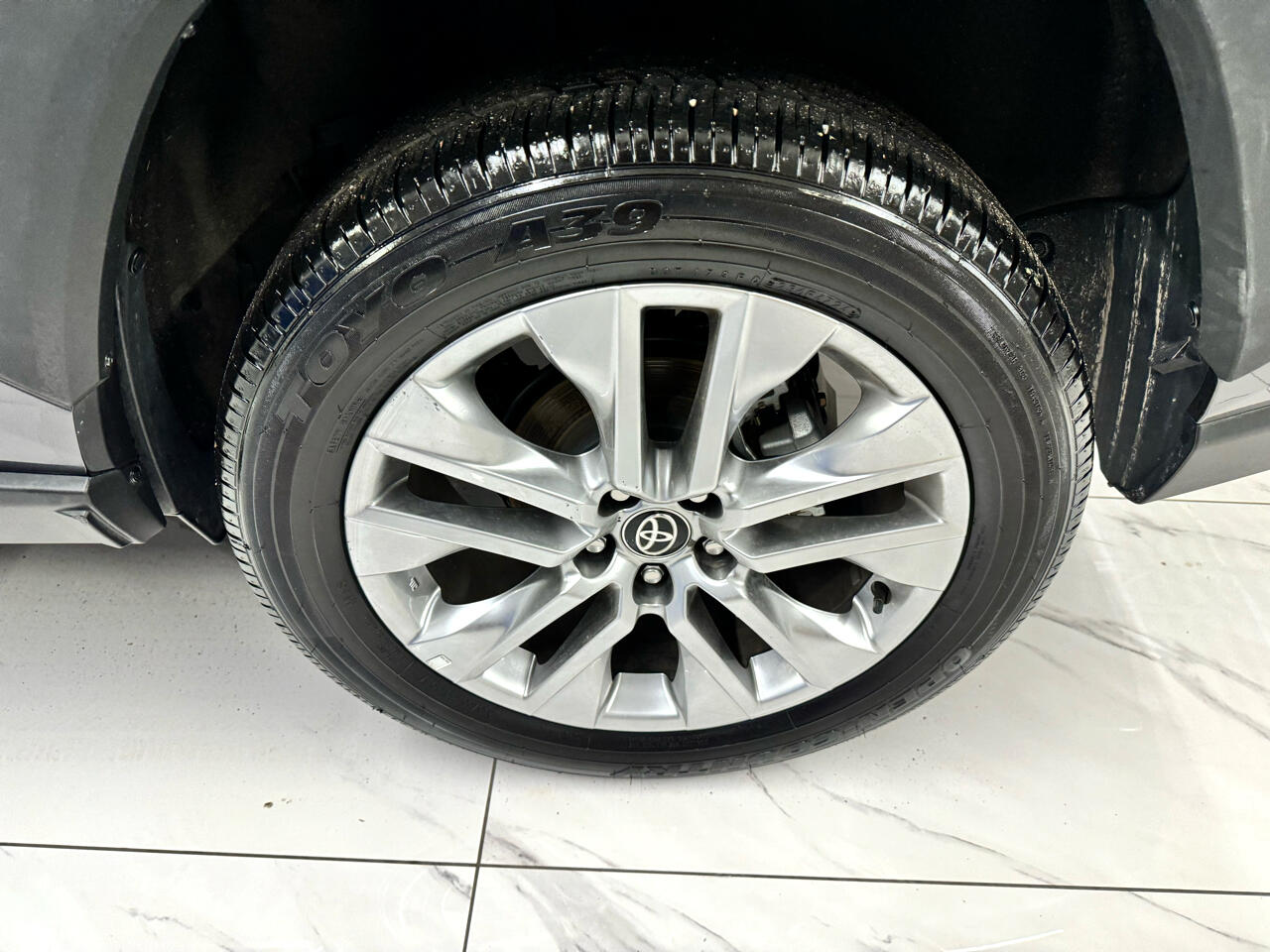 Toyota RAV4 XLE Premium AWD (Natl) 2025