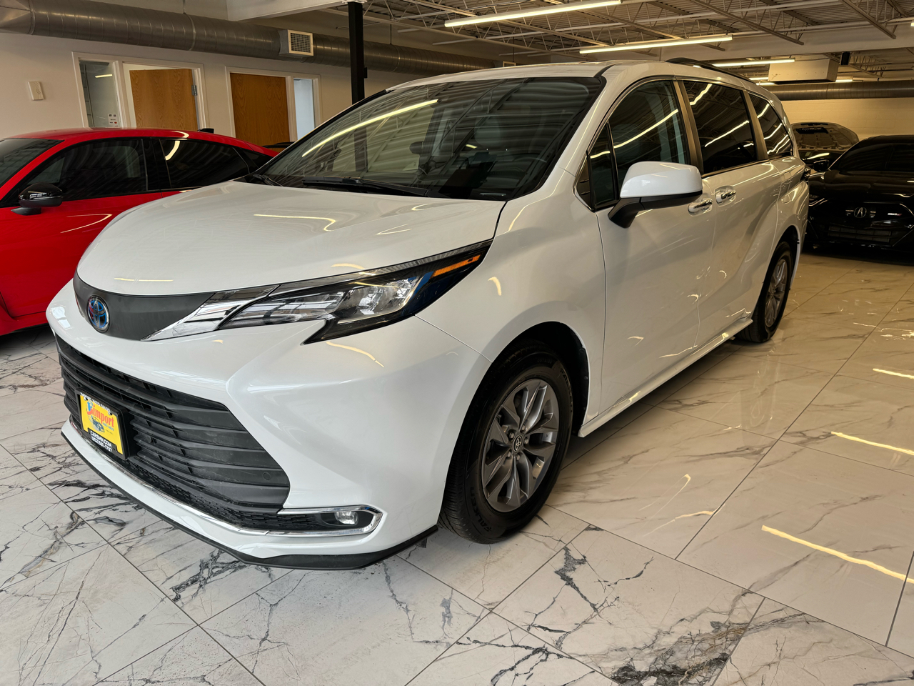 Toyota Sienna XLE FWD 7-Passenger (Natl) 2022