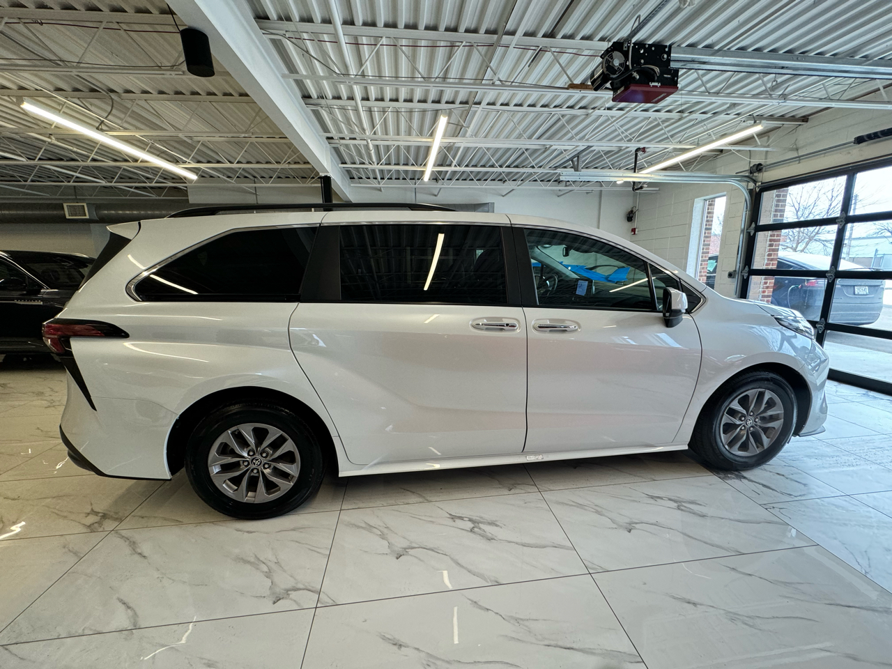 Toyota Sienna XLE FWD 7-Passenger (Natl) 2022