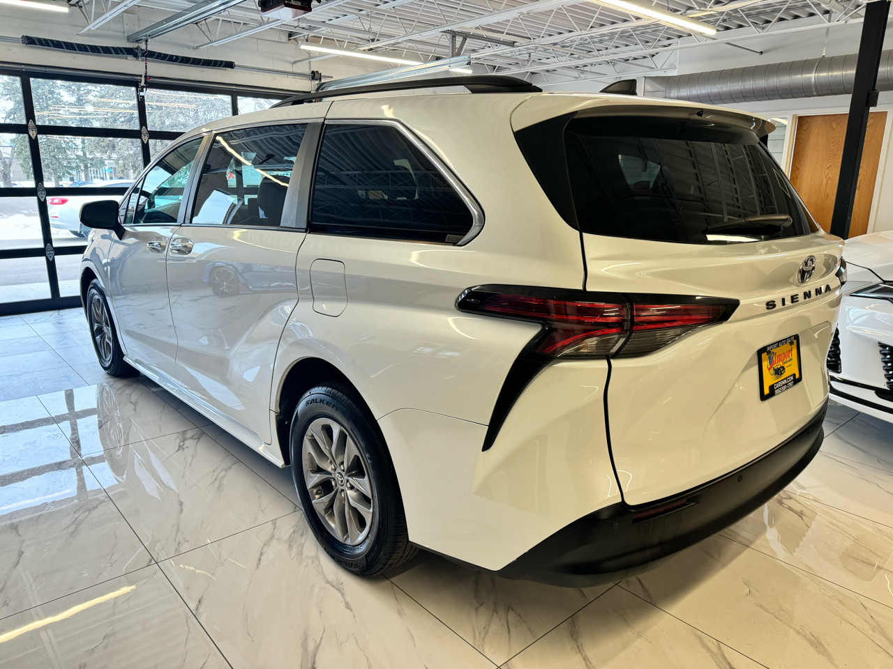 Toyota Sienna XLE FWD 7-Passenger (Natl) 2022