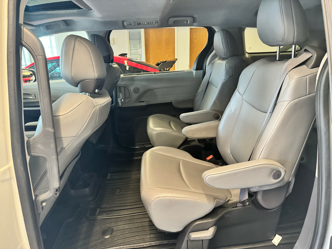 Toyota Sienna XLE FWD 7-Passenger (Natl) 2022
