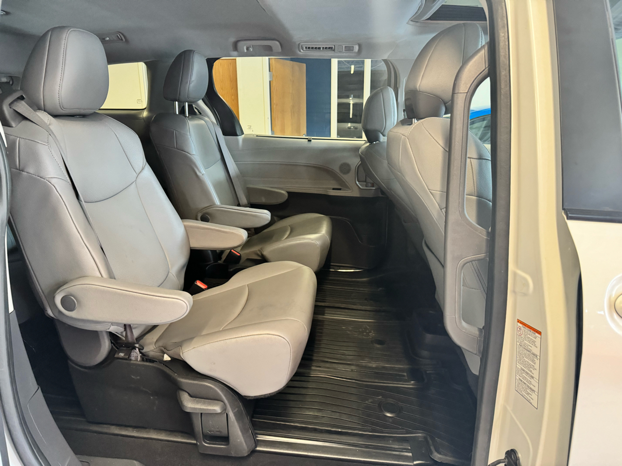 Toyota Sienna XLE FWD 7-Passenger (Natl) 2022