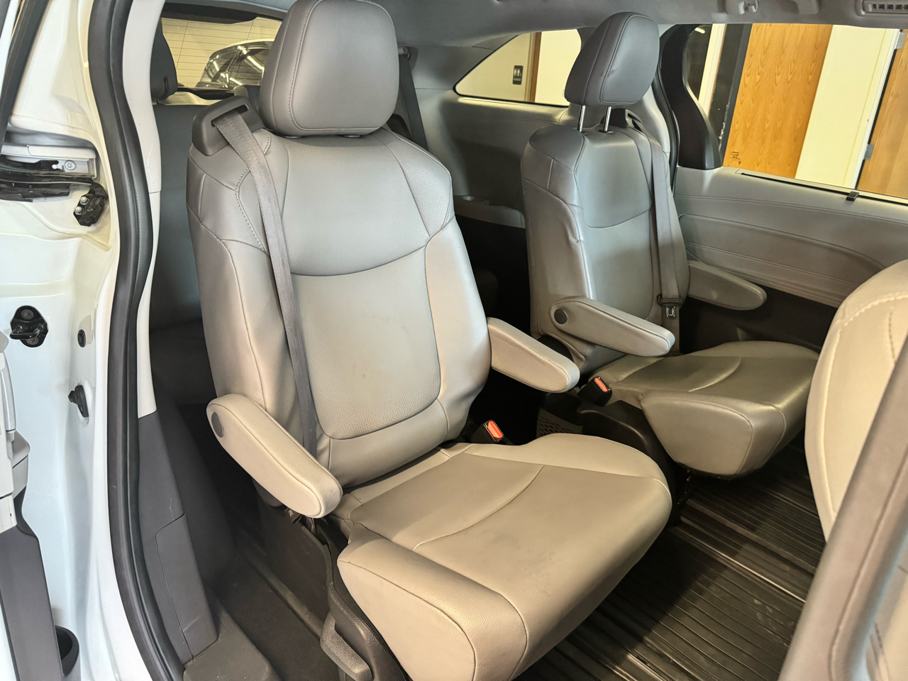 Toyota Sienna XLE FWD 7-Passenger (Natl) 2022