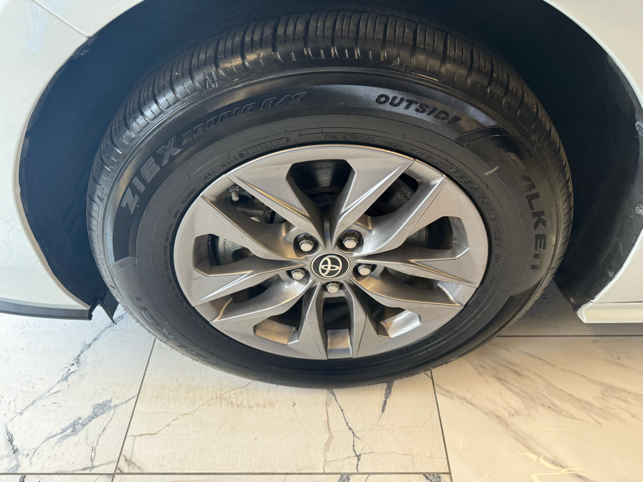 Toyota Sienna XLE FWD 7-Passenger (Natl) 2022