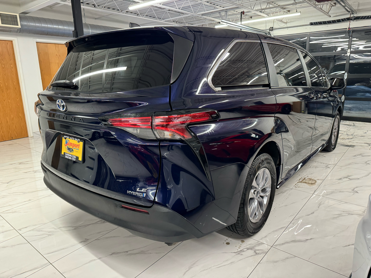 Toyota Sienna LE FWD 8-Passenger (Natl) 2021