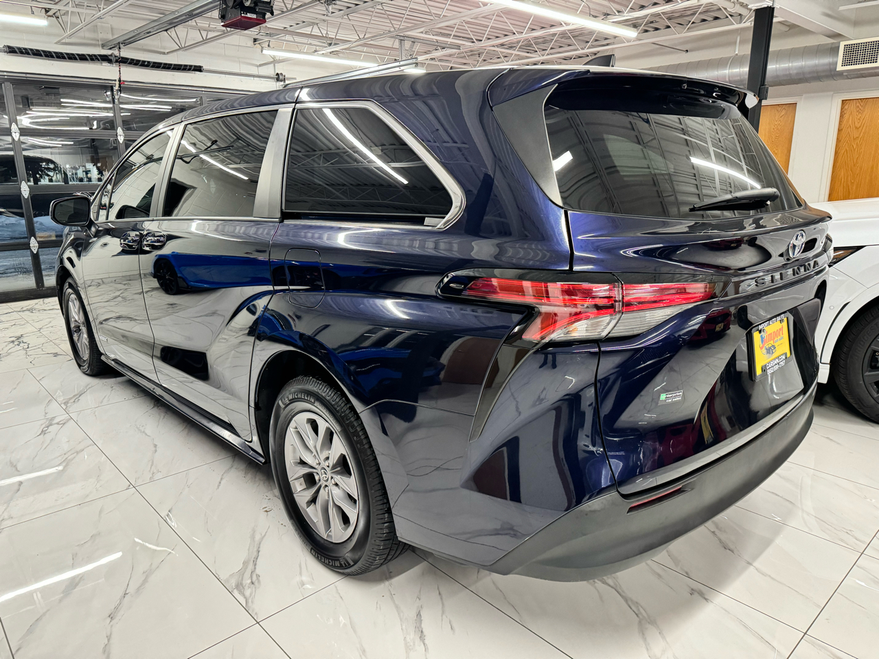 Toyota Sienna LE FWD 8-Passenger (Natl) 2021