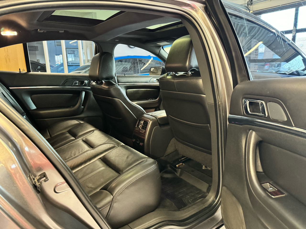 Lincoln MKS 4dr Sdn 3.5L AWD w/EcoBoost 2011