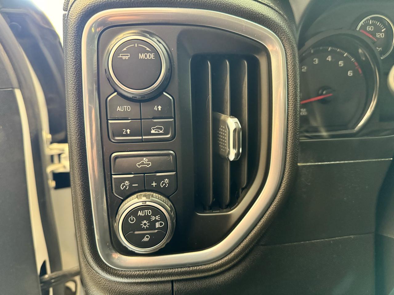 Chevrolet Silverado 1500 4WD Double Cab 147" LT 2020