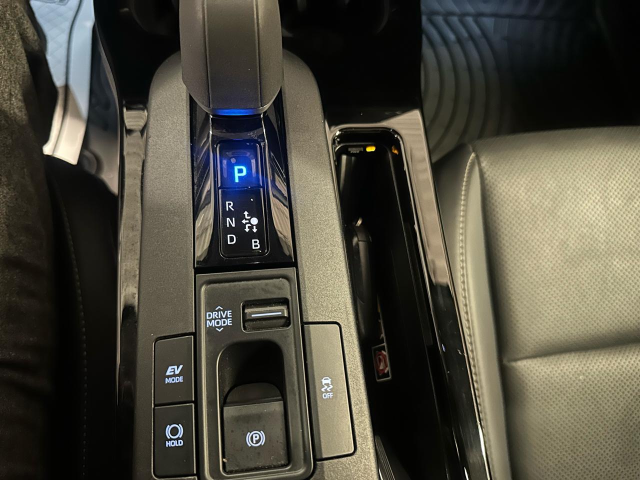 Toyota Prius XLE 5D Hatchback 2023