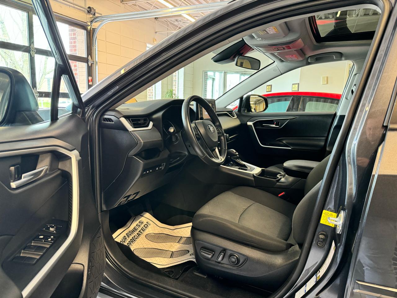 Toyota RAV4 XLE AWD (Natl) 2021