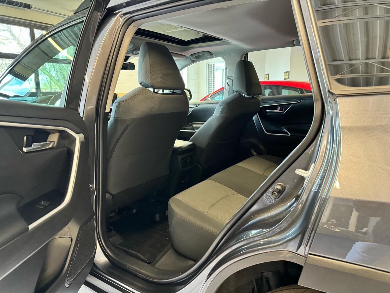 Toyota RAV4 XLE AWD (Natl) 2021