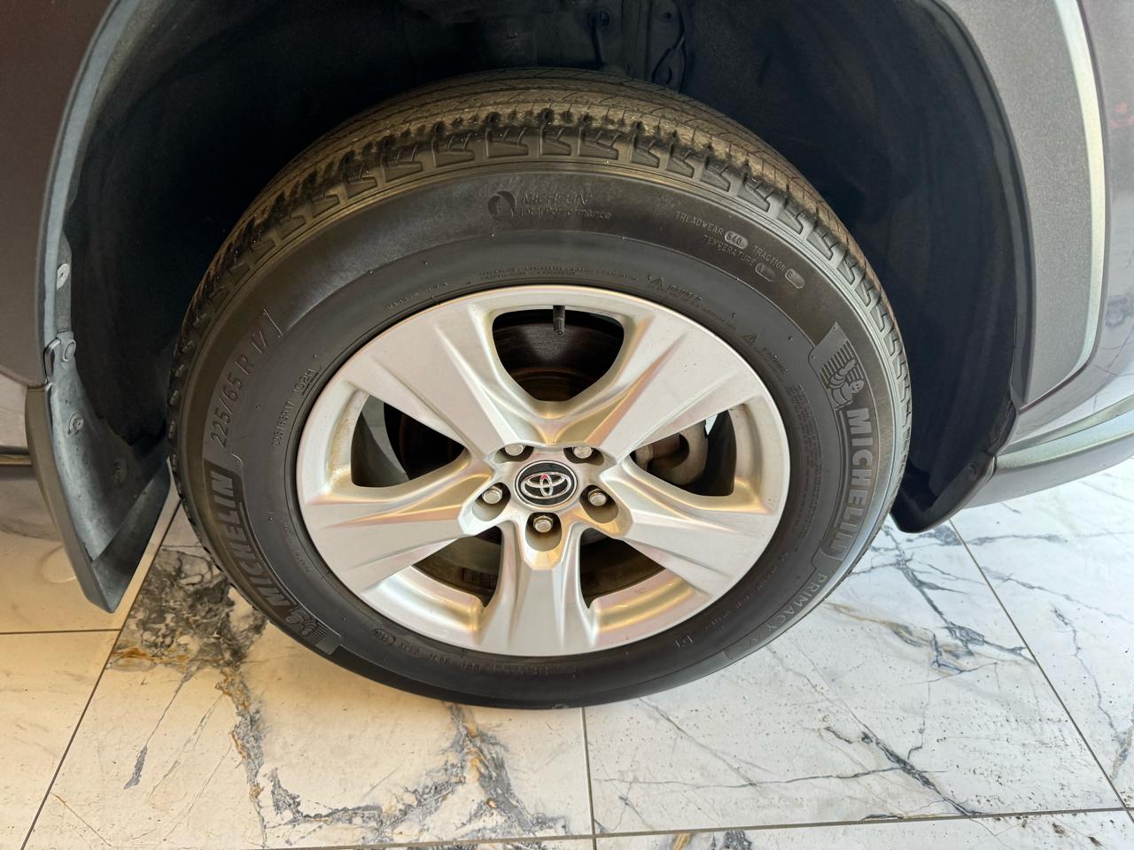 Toyota RAV4 XLE AWD (Natl) 2021