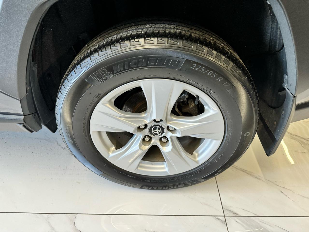 Toyota RAV4 XLE AWD (Natl) 2021