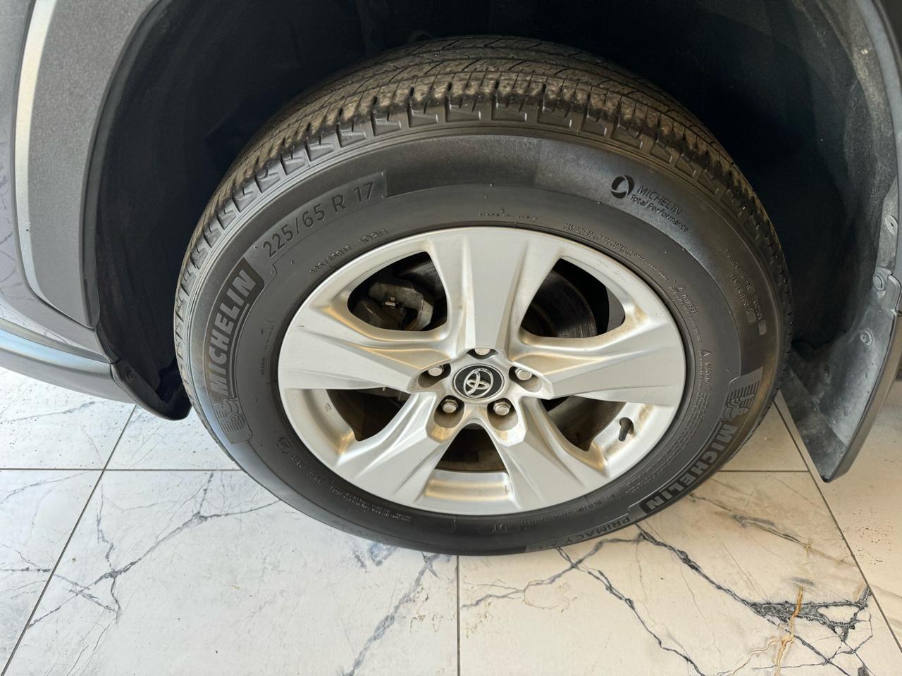 Toyota RAV4 XLE AWD (Natl) 2021